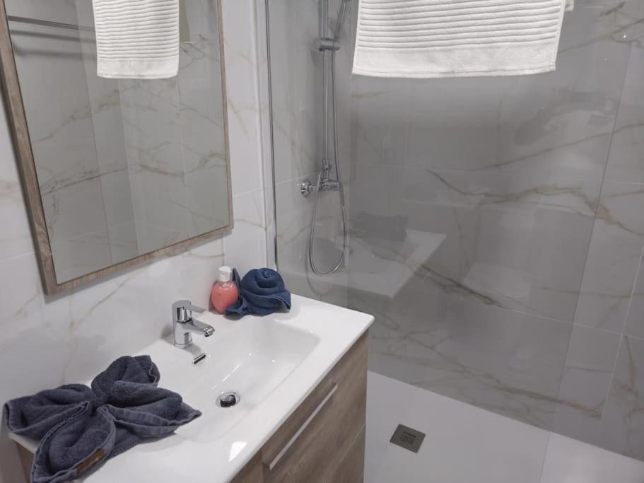 Tao City Center Apartment With Fee Wifi And Air Con By Namaste Elite Torremolinos Eksteriør billede